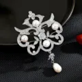 Broche de perlas estilo corte europea con circón cúbico lujoso y diseño elegante. - Plateado
