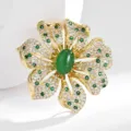 Elegante broche de flor chapada en oro con agata verde y zircon para abrigo mujer - Dorado
