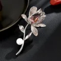 Elegante broche de flor de cristal con perla de agua dulce y diamantes de imitación plata - Púrpura