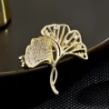 Elegante broche doble de hoja de ginkgo con circonita brillante, accesorio elegante para traje. - Blanco