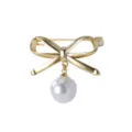 Broche de lazo de metal dorado con colgante de perla blanca colgante, elegante accesorio de ropa. - Dorado