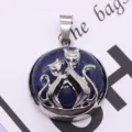 Natuursteen kristal agaat dubbele kat hanger legering medaillon DIY sieraden accessoire. - 22x26 mm, 7 g / Synthetisch Lapis Lazuli