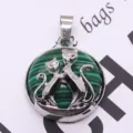 Zilverkleurige metalen dubbele kat hanger met groene patroonsteen inzet voor DIY sieraden ontwerp. - 22x26 mm, 7 g / Malachiet