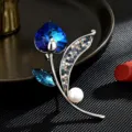 Exquisita broche de tulipan de cristal azul, elegante prendedor floral de diamantes. - Tulipán de Corazón Azul