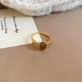Bague ouverte plaquée or chic avec pierre marron et disque texturé pour la mode quotidienne. - 15# Bague - Or - Marron