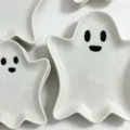 Jolie coupelle en céramique blanche en forme de fantôme pour bijoux d'Halloween - Grande Assiette Fantôme