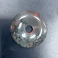 Naturstein Donut Anhänger, Edelstein Friedensschnalle Charm für DIY Schmuckherstellung und Zubehör - 30mm / Afrikanischer Blutstein