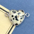 Conector colgante de jaspe dalmata en forma de corazon plateado para pulsera DIY - 15x23mm / Jaspe dálmata