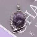 Ovaler lilafarbener Edelstein Legierung Anhänger mit Strasssteinen und silberner Fassung. - 26x40mm, 10g / Amethyst