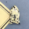 Natuursteen vis hanger, gepolijste halfedelsteen agaat kraal voor DIY sieraden maken. - 11x21mm / Dalmatijnse jaspis