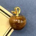 Natürlicher Edelstein Apfel Anhänger mit goldenem Schlangenstiel, DIY Kristall Achat Schmuck. - 1 Stück/Packung (14x18mm) / Tigerauge