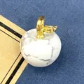 Weißer Stein Apfel Anhänger mit Goldschlaufe, edles Naturmarmor Schmuckzubehör für DIY Basteln. - 1 Stück/Packung (14x18mm) / Howlith