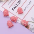 Roze hars Boeddha hoofd kraal voor DIY sieraden maken, recht gat ambachtelijke accessoires. - Plat Boeddhahoofd Stijl (013) / 5 Stuks/Verpakking (15x18mm) / Roze