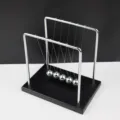 Metalige Newton's wieg balancering ballen bureau decoratie fysica slingertje ornament. - Vierkante Houten Basis Botsbal / Zilver