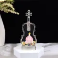 Detailopname van vloeibaar acryl viool ornament met roze kasteel binnenin, ideaal voor bureaudecoratie. - Viool lichtgevend zandkasteel type C