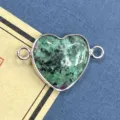 Conector corazon piedra preciosa verde chapado en plata para fabricar pulseras y joyas - 15x23mm / Rubí Zoisita
