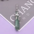 Natürlicher Kristall Sechseck Säule Anhänger mit silbernem hohlen Metallkäfig für Schmuck. - 12x75mm / Grüner Aventurin