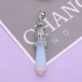 Sechseckiger Opal Kristall Säule Anhänger mit filigraner silberner Metallkappe für Halsketten. - 12x75mm / Opal