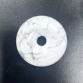 Natürlicher weißer Stein Donut Anhänger Jade Kristall DIY Schmuckzubehör für Halskette - 30mm / Howlith