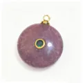 Runder violetter Naturstein Anhänger mit Gold Öse und grünem Zirkon für DIY Halsketten. - Runder Anhänger mit Zirkonia-Einlage (1003-T260817005) / 18mm / Erdbeerquarz