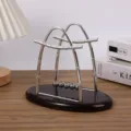 Newton Kugelspass Physik Wissenschaft Schreibtisch Spielzeug, silber Metall, Holzbasis. - Kleines Segelform-Newton-Pendel