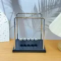Gedetailleerd overzicht van de metalen balansballen, elegante bureaudecoratie. - Medium vierkant model / M