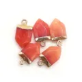 Ciondolo a scudo in pietra naturale rossa accessorio per collana DIY variante modello. - Rosso anguria