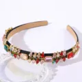 Primer plano detallado de diadema de cristal de lujo con gemas de colores brillantes y vivas. - Estilo 1 / Multicolor