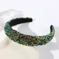 Nahaufnahme des funkelnden Strass Haarreifs mit detaillierter Textur und schimmernden Steinen. - Grün
