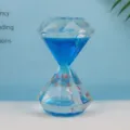 Creatieve diamant vloeibare olie zandloper bureau decoratie met zwemmende vissen detailweergave. - Blauw