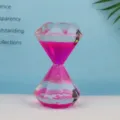 Close-up detail van de ruitvormige vloeibare oliezandloper met roze stroom. - Roze