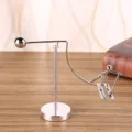 Metalen balans speelgoed bureau ornament, fysica wetenschap speelgoed en creatief cadeau. - Skiënde ijzeren man balancerend bureauspeelgoed