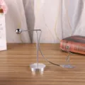 Metalend balans speelgoed kinetische kunst bureau ornament surfen kleine man decoratie - Surfende ijzeren man balancerend bureauspeelgoed