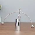 Gedetailleerd overzicht van het metalen balansmannetje, perfecte antistress bureaudecoratie. - Grote eenbenige balancerende ijzeren man