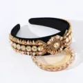 Vista detallada de diadema de terciopelo negro con pedrería de lujo, accesorio para el cabello. - Champán
