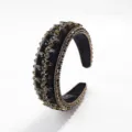 Primer plano de la diadema de terciopelo negro con pedrería, cristales y finos detalles. - Negro