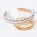 Cerchietto chic in perle e strass con motivo chevron, elegante accessorio per capelli. - Champagne