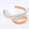 Vista dettagliata cerchietto per capelli con perle e strass, accessorio brillante. - Bianco