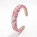 Detalle de lentejuelas rosa y blancas de diadema ancha de esponja, vista de cerca - Melocotón