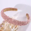 Détail de serre-tête strass scintillant rose, large bandeau élégant pour mode féminine. - Rose