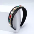 Dettaglio cerchietto strass barocco con cristalli colorati e elegante fascia larga in raso. - Arcobaleno