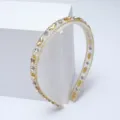 Gros plan détail du serre-tête étincelant en strass avec des cristaux colorés, accessoire chic. - Champagne
