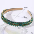 Primer plano detallado de diadema de cristal verde oscuro de lujo con piedras brillantes. - Estilo 4 / Verde oscuro