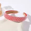 Λεπτομερής κοντινή λήψη κόκκινης στέκας με λευκές πέρλες και εξαιρετική κομψή υφή σχεδίαση. - Κόκκινο