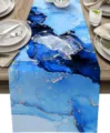 Detailansicht eines blau-goldenen Farbverlauf Marmor Tischläufers für die Tischdekoration. - 05