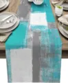 Türkisgrauer abstrakter Tischläufer Detail Szene auf Holzesstisch mit elegantem Geschirr. - 12