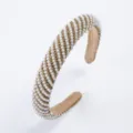 Elegante cerchietto con perle e strass, accessorio per capelli a righe diagonali. - Kaki