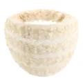 Vista dettagliata dell'elegante fascia larga in pizzo beige per acconciature da donna. - Giallo