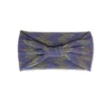 Dettaglio di una fascia per capelli elastica plissettata metallica viola con nodo a zigzag. - Violetto