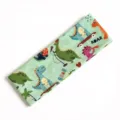Primo piano dettagliato della fascia elastica verde per bambini con simpatici dinosauri stampati. - Dinosauro Verde